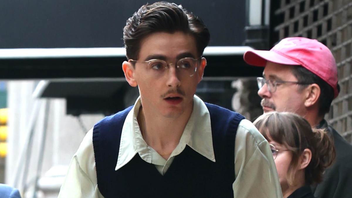 Il look di Timothée Chalamet in Marty Supreme svelato in nuove foto dal set