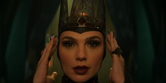 Scopri di più su Biancaneve | Gal Gadot è la Regina Cattiva davanti lo specchio magico nella nuova immagine